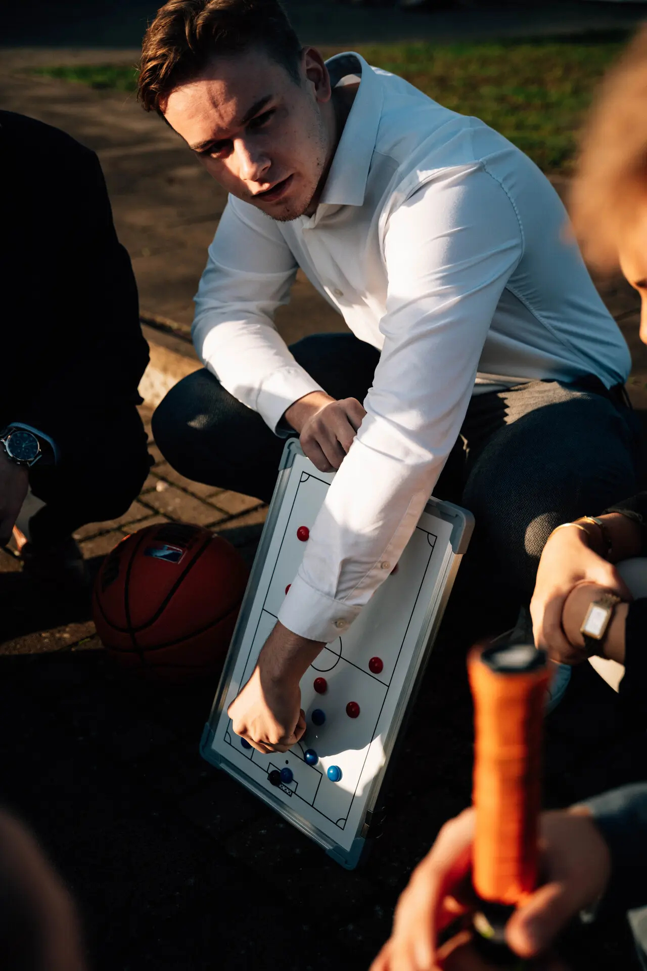 Businessperson Laptop Dokumente Outdoor