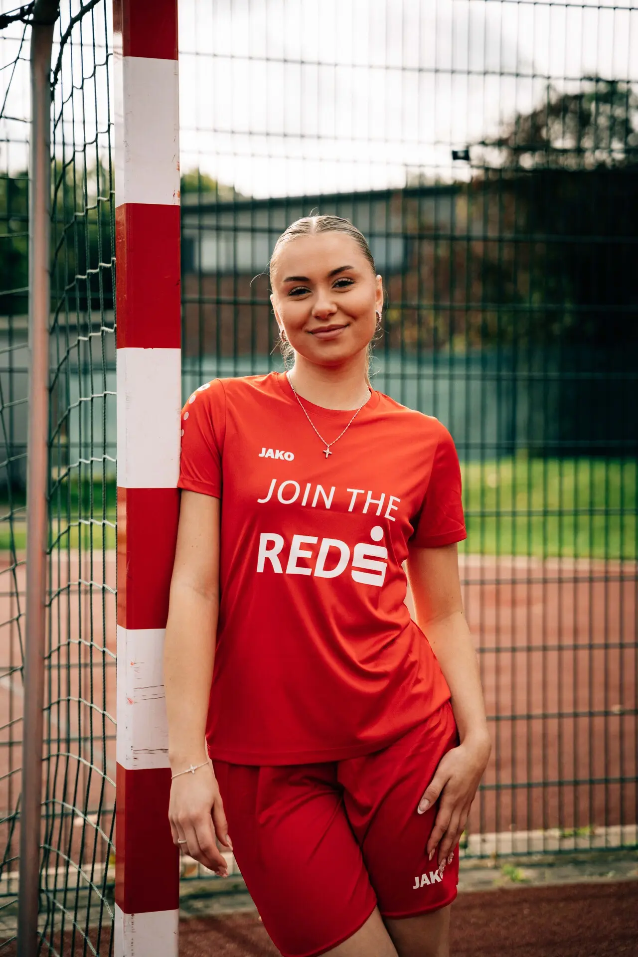 Fussballspielerin Portrait Am Sportplatzzaun