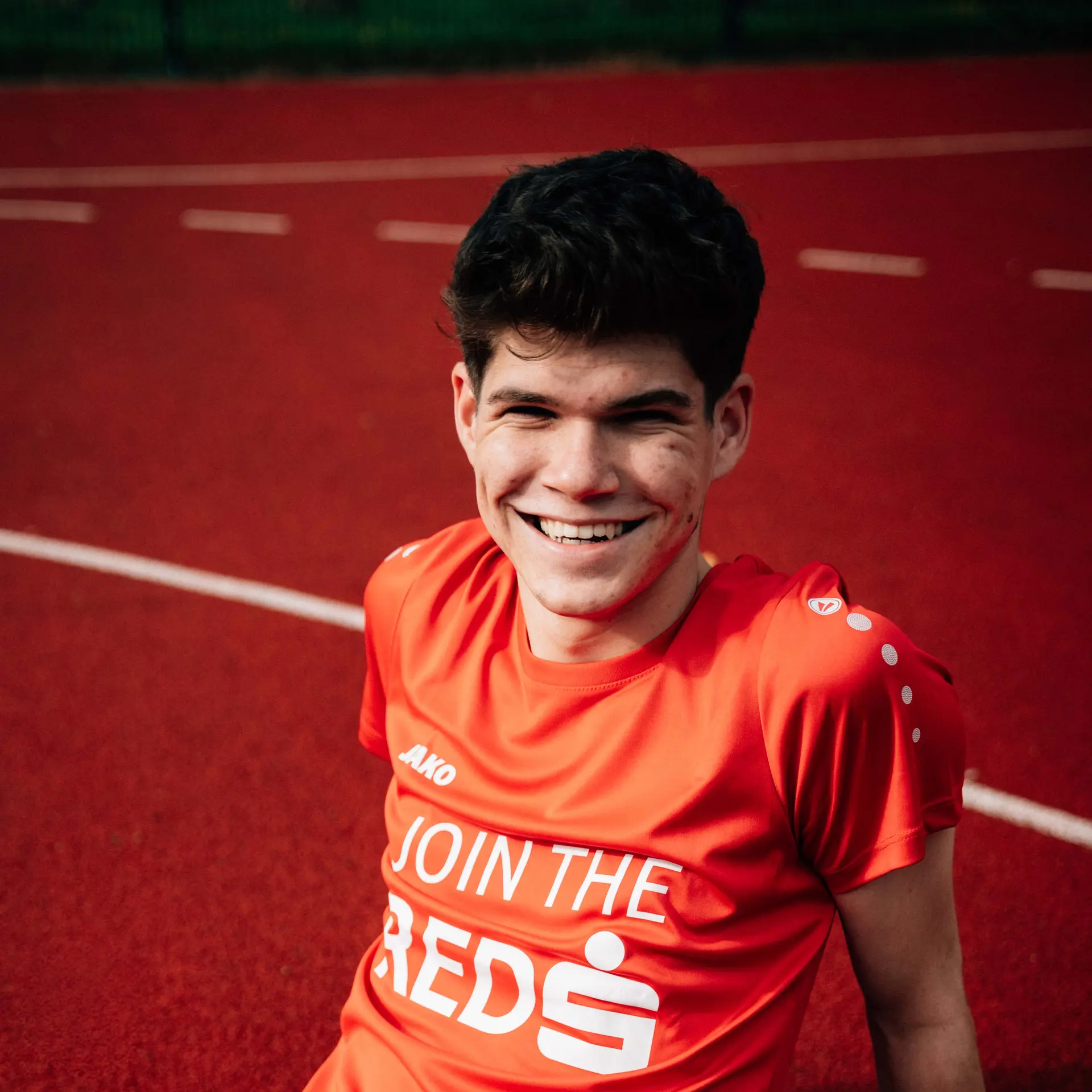 Portrait Fussballspieler Sitzend Laufbahn