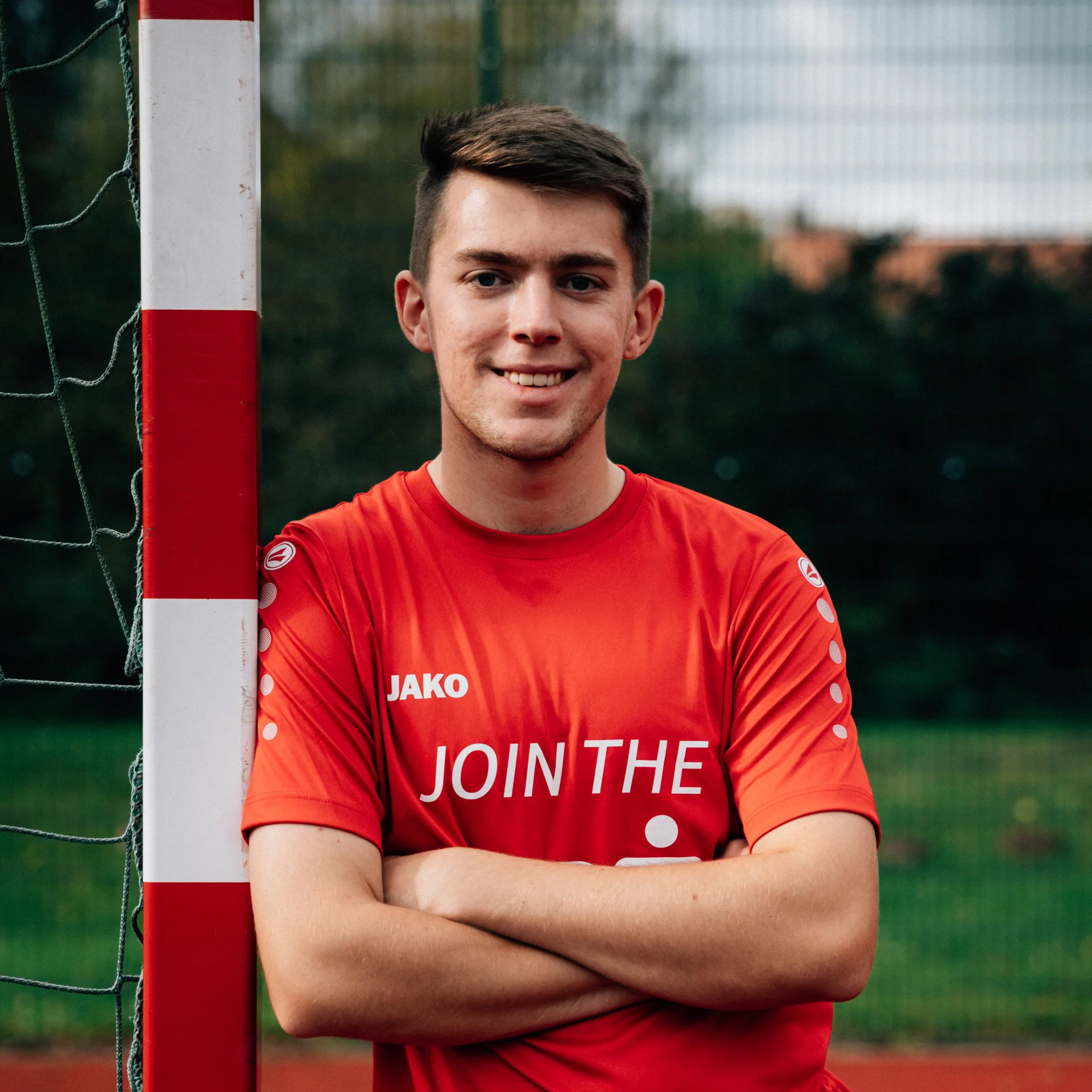 Portrait Fussballspieler Torpfosten Entspannt
