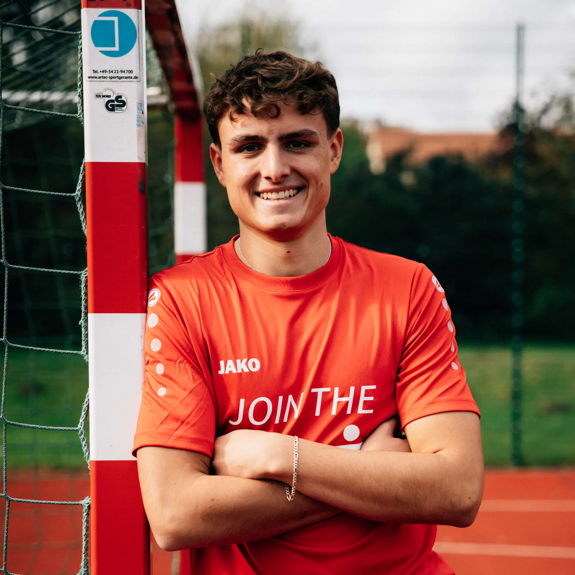 Portrait Fussballspieler Torpfosten Frontansicht