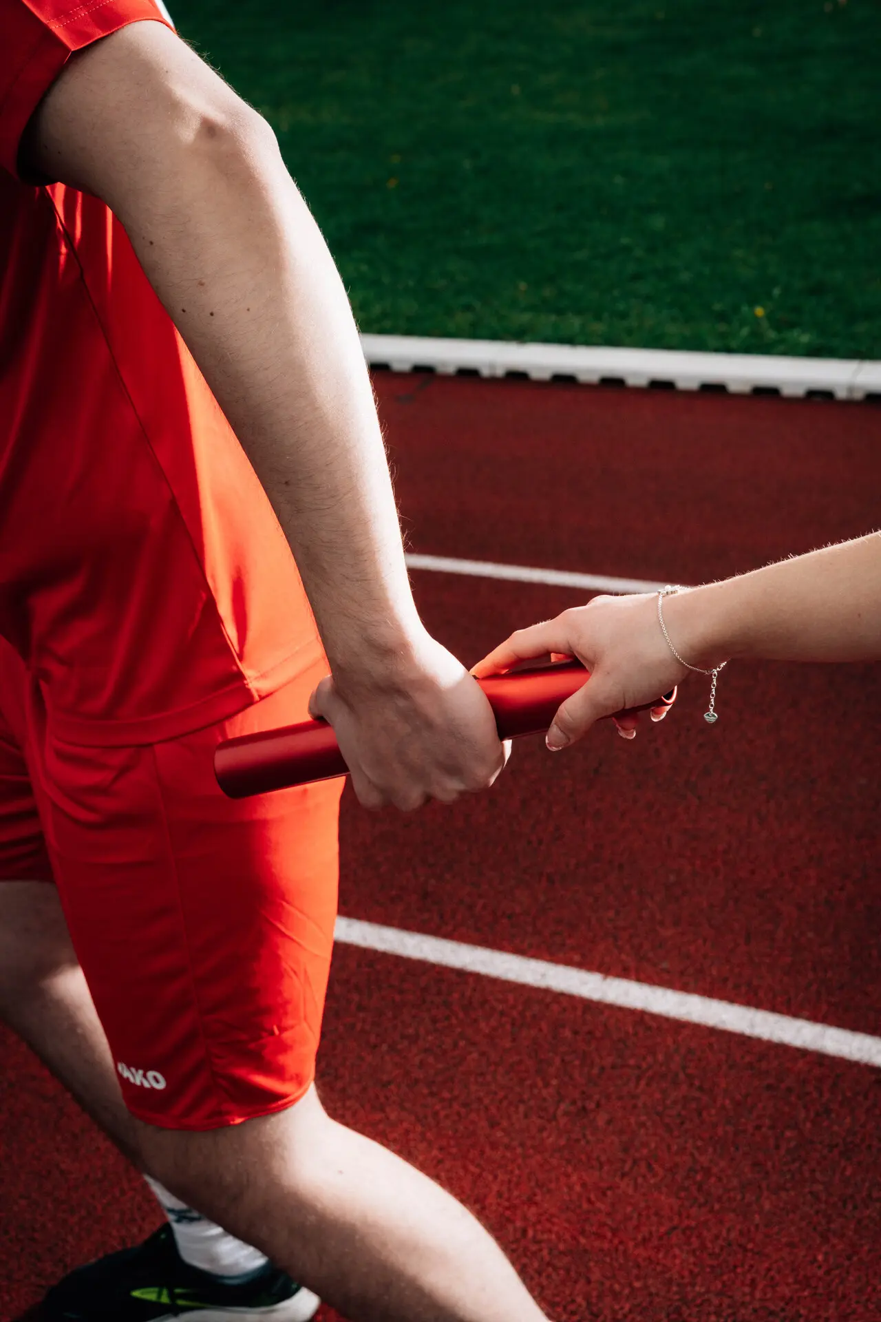 Staffelstab Uebergabe Laufbahn Nah
